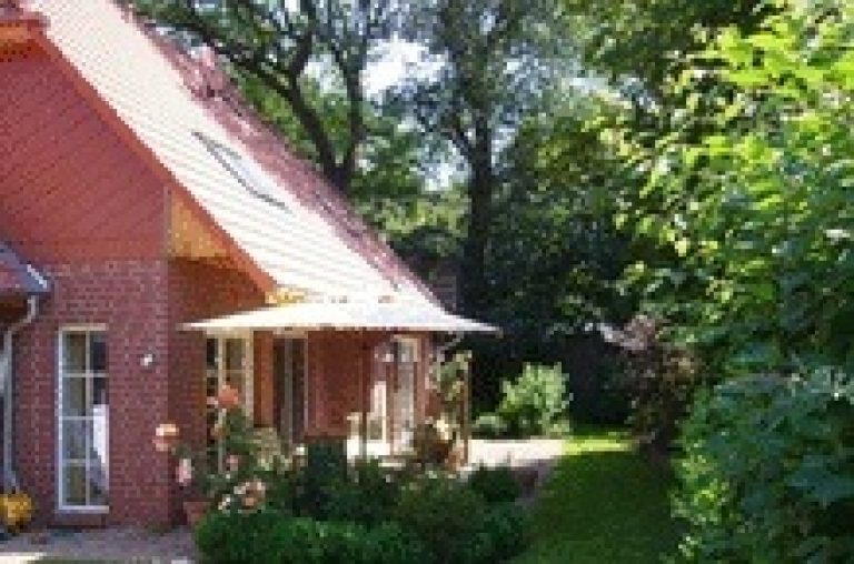 Freistehendes Einfamilienhaus mit großem Garten (Neubau) 