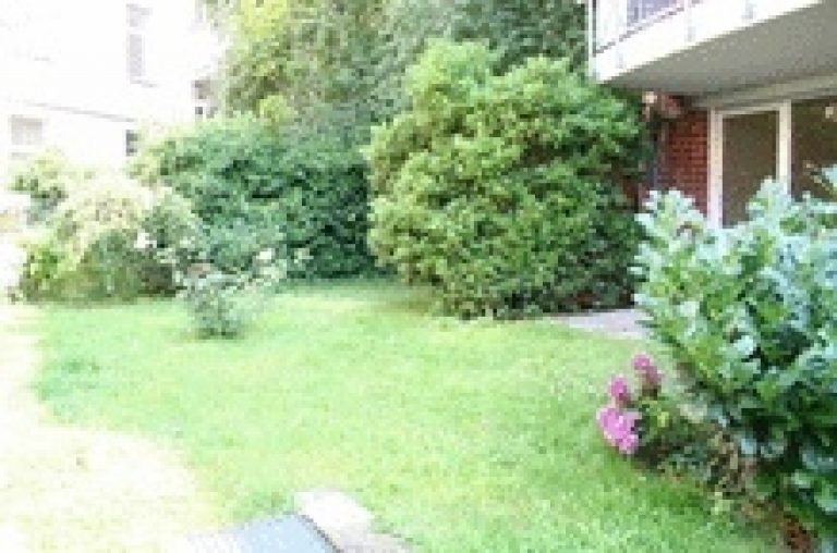 Ruhiges Hinterhaus mit PKW-Stellplatz, Terrasse und 90m² Garten 