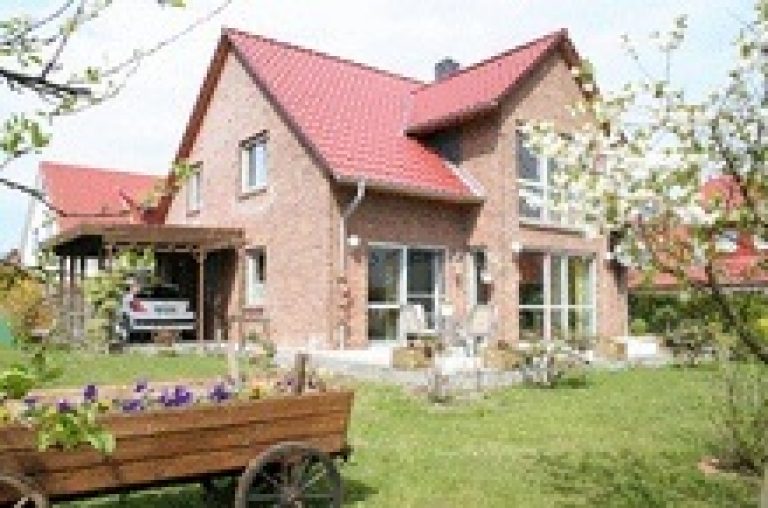 Schöner Neubau mit Doppelgarage, Carport und großem Garten 