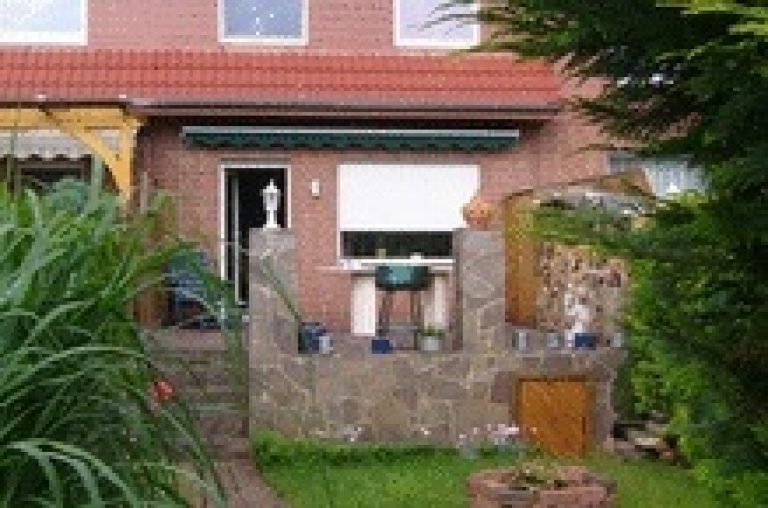 Reihenhaus mit Kamin und Edelstahl-Küche 