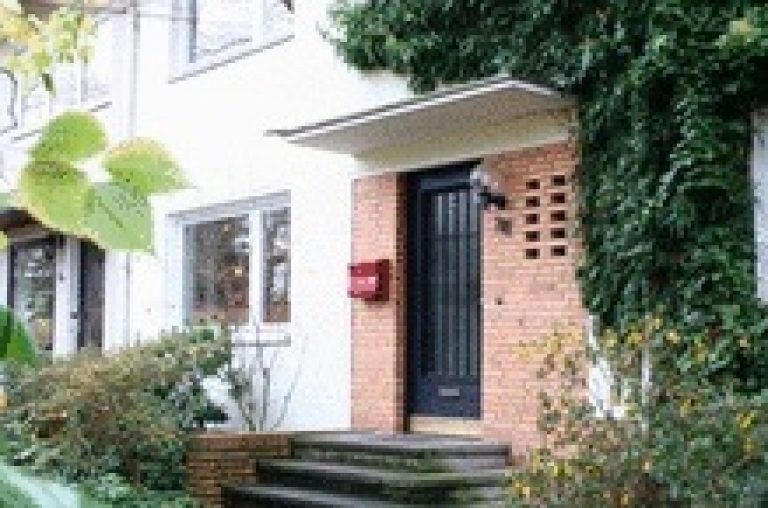 Reihenhaus mit moderner Glasfassade und Sauna in Kirchrode 